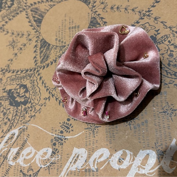 Free People Dusty Rose Rosette Brooch with Gold tone Earrings NWT - Picture 1 of 6